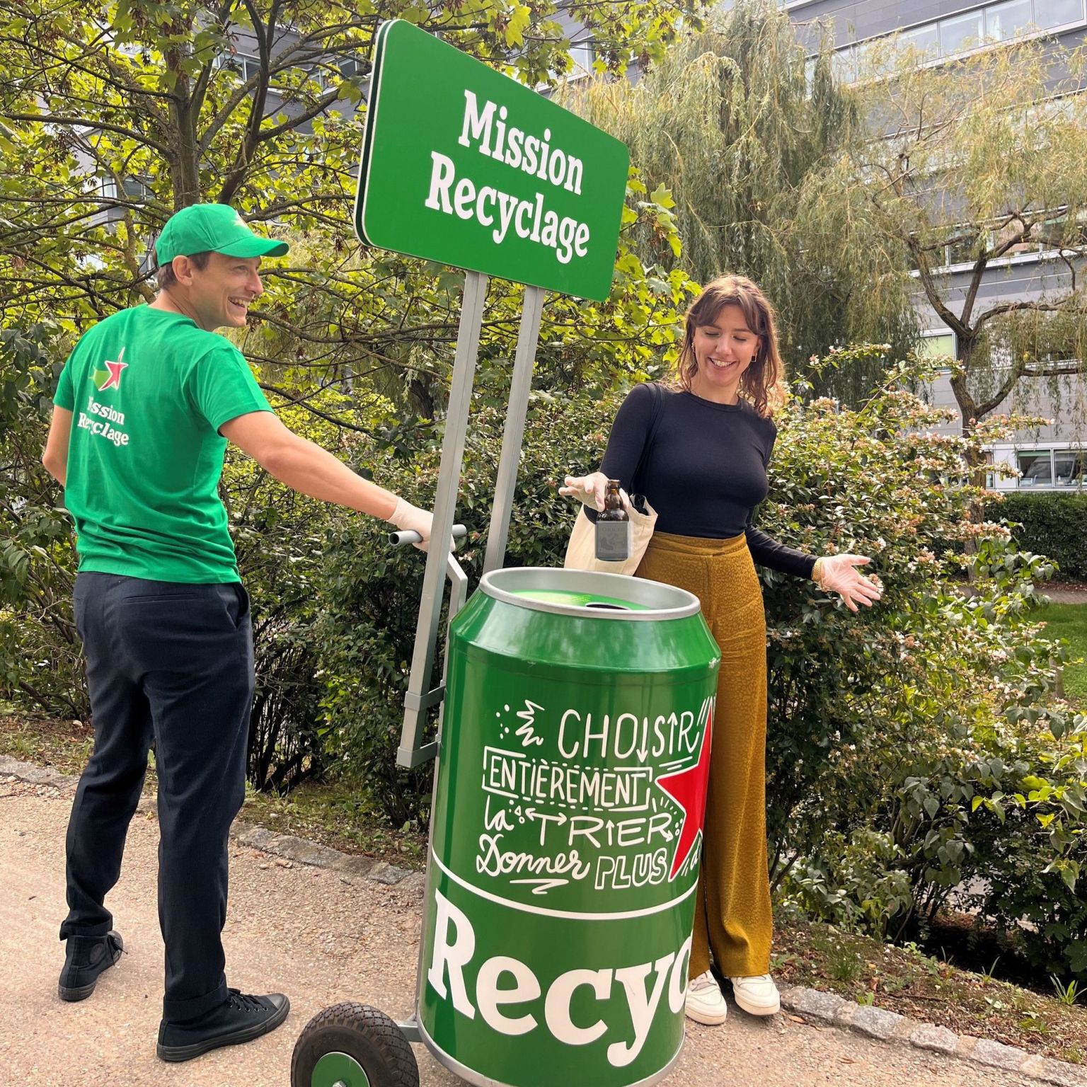 Pour accompagner cette canette événement, un dispositif itinérant de sensibilisation et d’aide au recyclage a été déployé, pendant 2 mois, dans 4 villes de France (Marseille, Toulouse, Bordeaux et Paris).