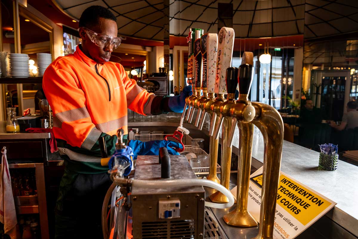 Recycler : en réparant les machines à cafés et les tirages pression de nos clients France Boissons. 